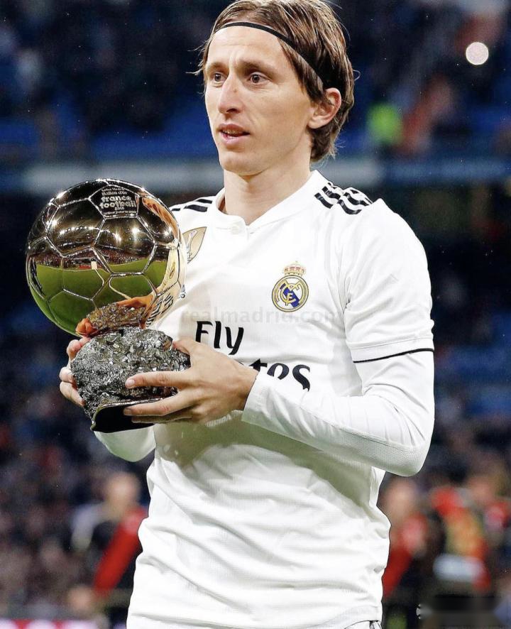 菲戈：刚从巴萨去皇马时没人带我训练，我在酒店里住了三个月！